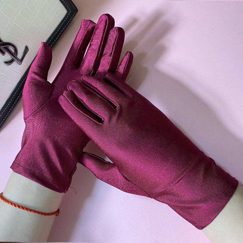 High-bulb amplifier gloves, black and white ceremonial choreography