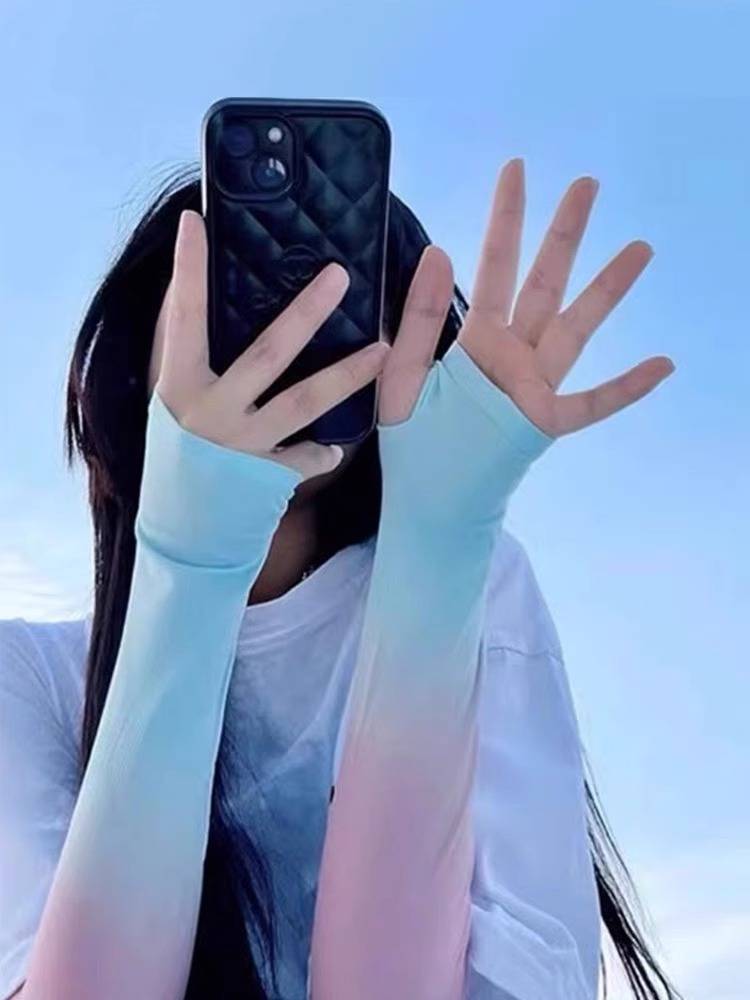 Zhao Liyong's same sunscreen filament sleeves and UV thin sleeves to protect his arm from mosquitoes