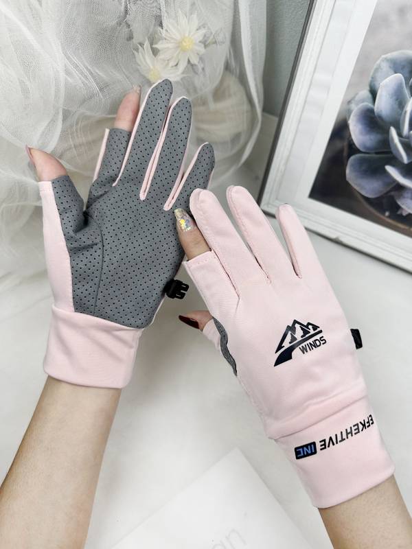 A man and a woman who ride gloves and drive through the air in the summer with two fingers to protect themselves from ski fishing