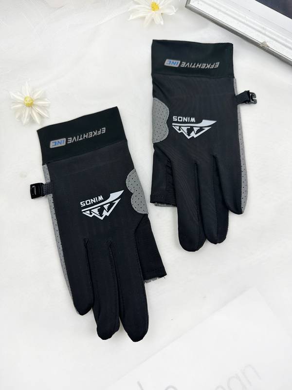 A man and a woman who ride gloves and drive through the air in the summer with two fingers to protect themselves from ski fishing