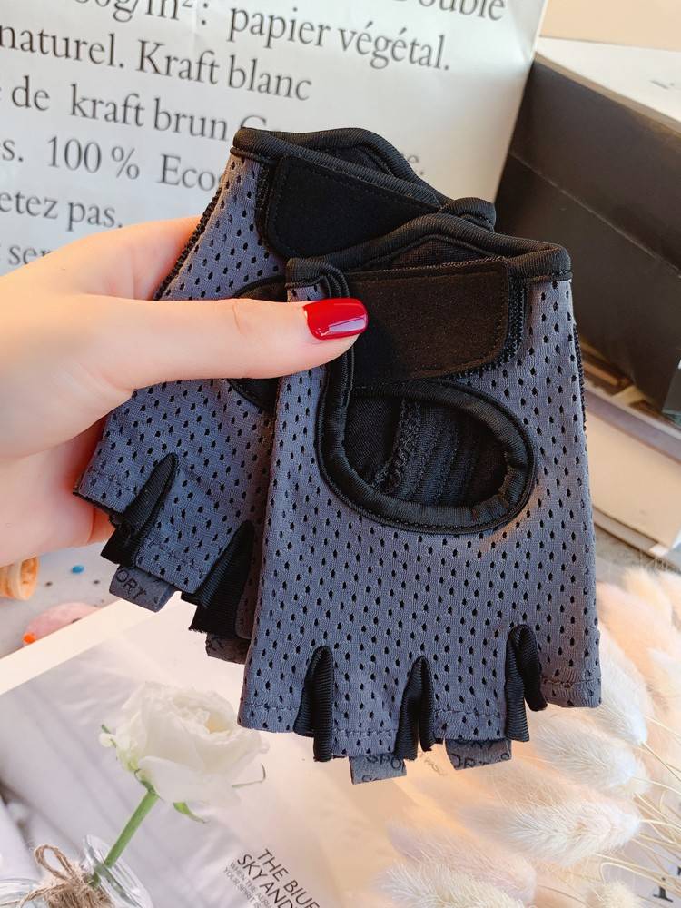 Fitness gloves female anti -cocoon anti -slip semi -finger equipment training yoga sports hand pull -ups ride up upper bar