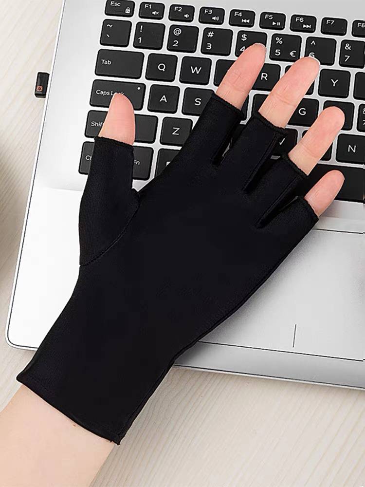The sunscreen gloves lady with a thin ice cream and a half a finger on her cycling