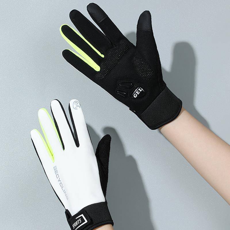 A horse's glove can touch a silica gel-resistant smoother horse with both men and women riding sports gloves in the autumn and winter