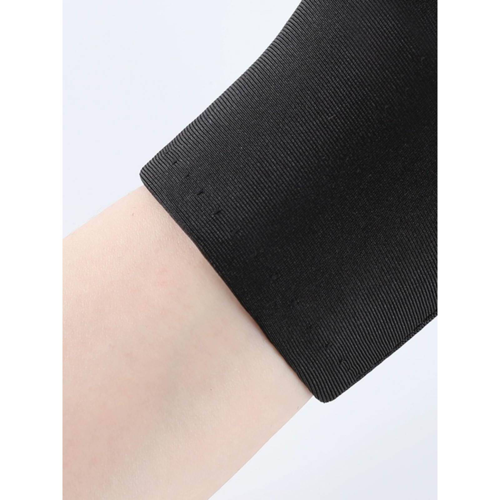 Jewelry shop dedicated luxury counter display gloves black and white etiquette performance thin photography shopping guide gloves