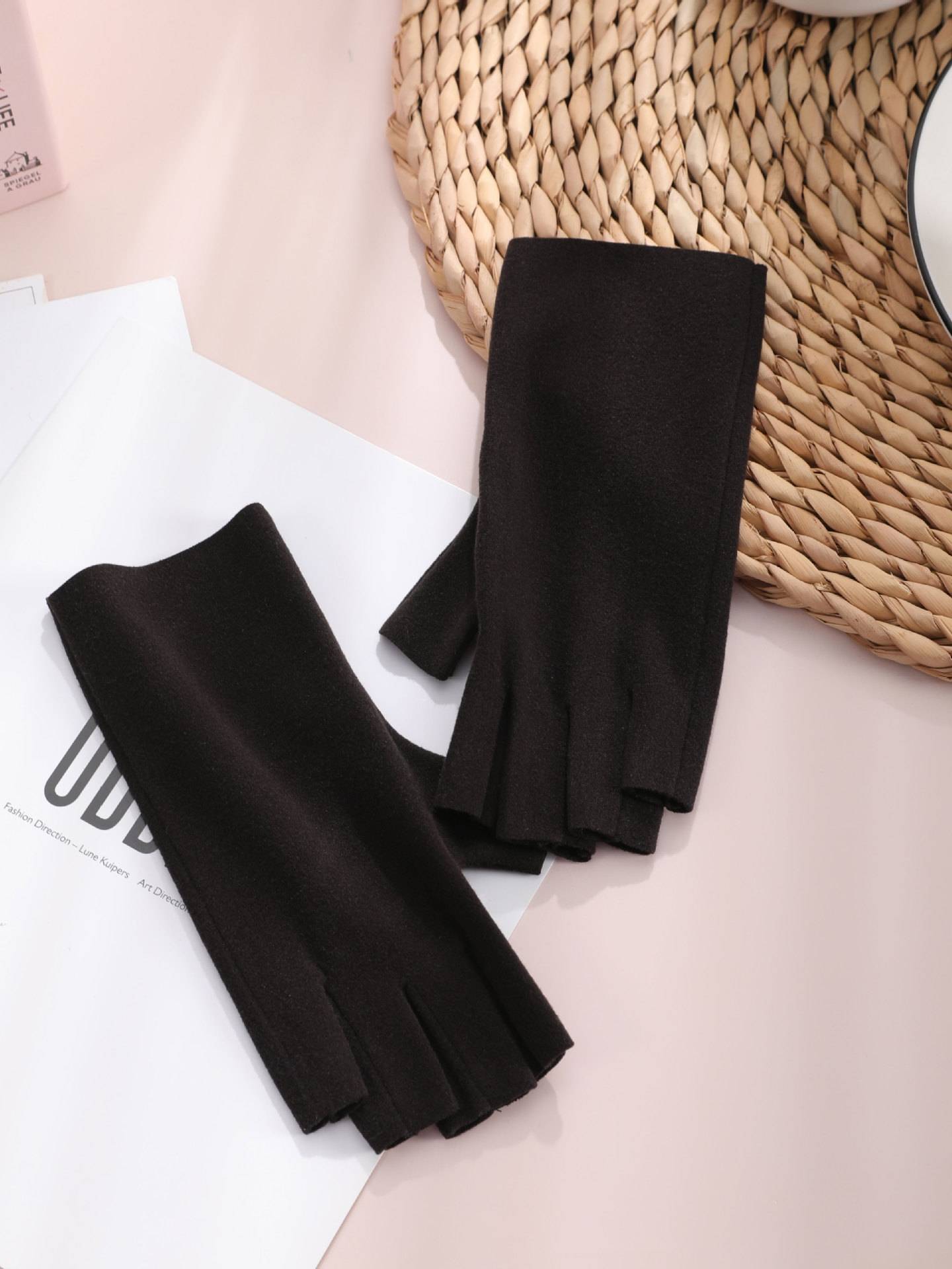 Summer indoor air -conditioned house office computer typeless elastic men and women, women, five fingers gloves and half -filament gloves