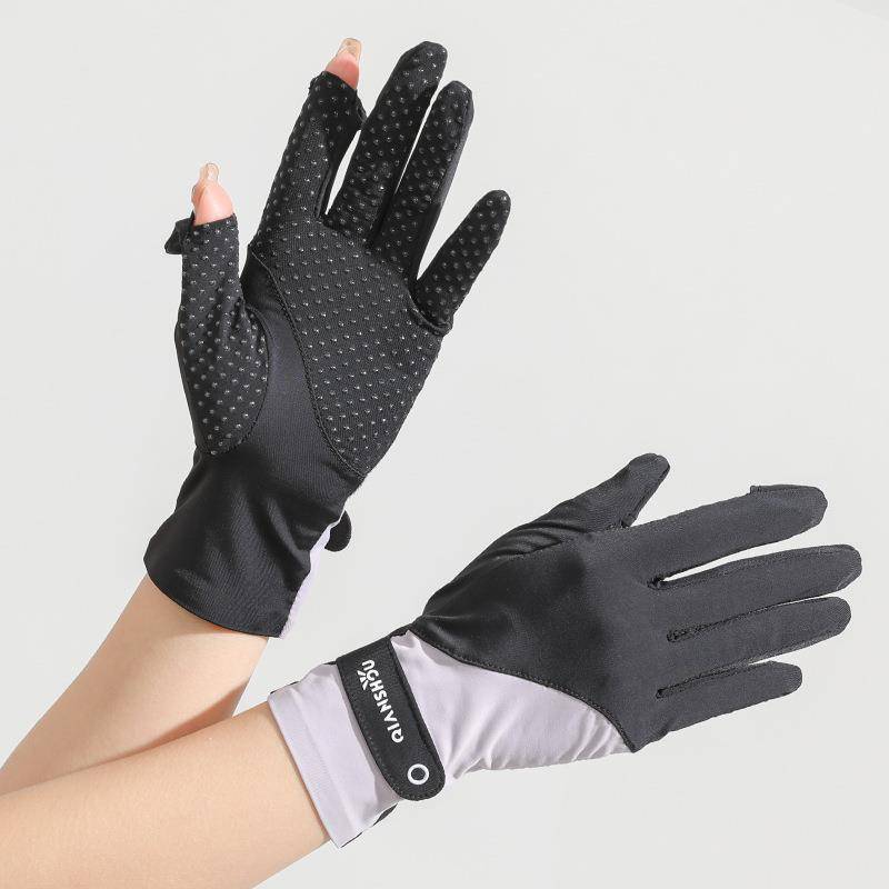 I'm driving with an adult girl specializing in horse gloves