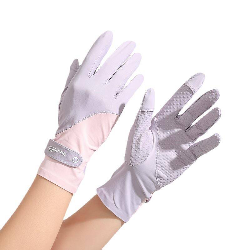I'm driving with an adult girl specializing in horse gloves