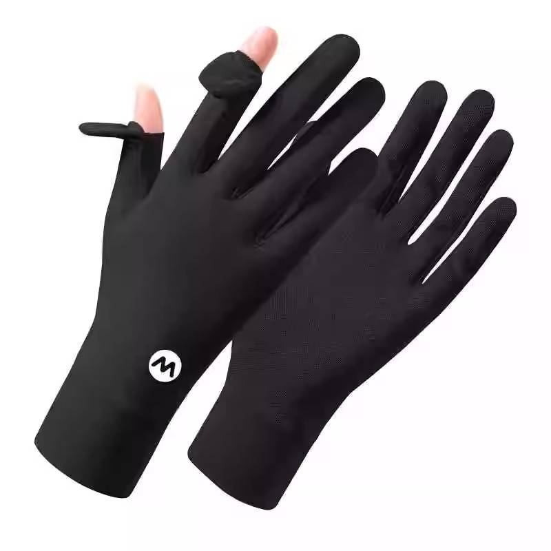 The sunproof horse gloves for the summer ice cream of a girl riding on a horse on the outside of the screen