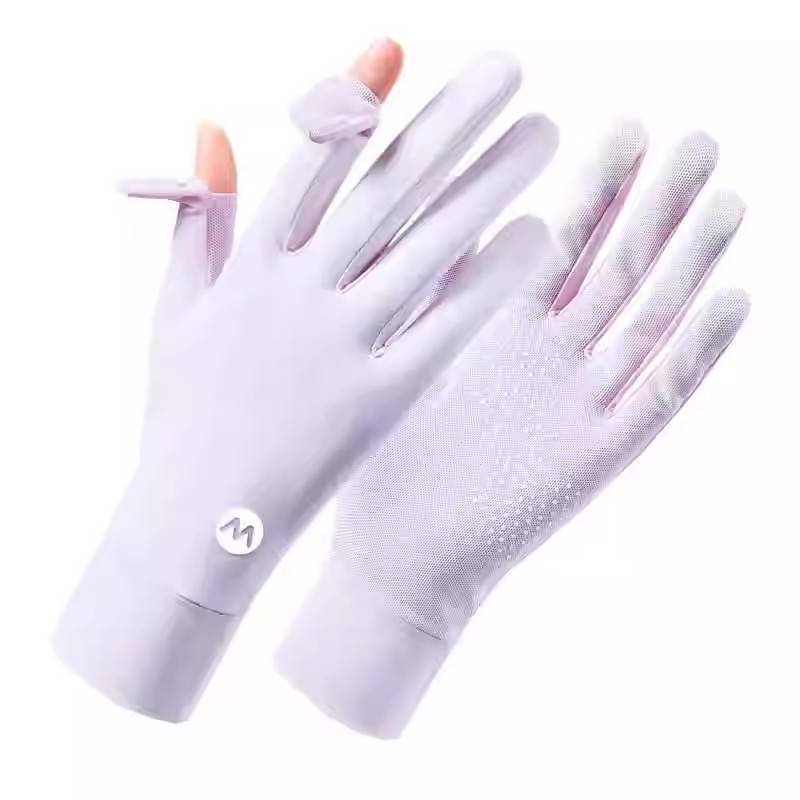 The sunproof horse gloves for the summer ice cream of a girl riding on a horse on the outside of the screen