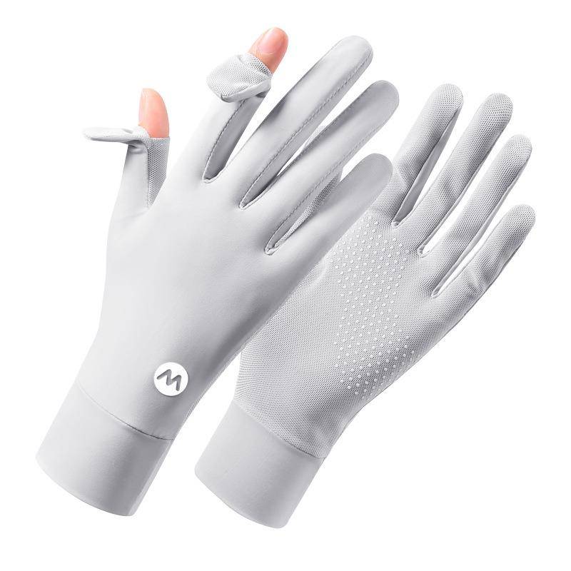 The sunproof horse gloves for the summer ice cream of a girl riding on a horse on the outside of the screen
