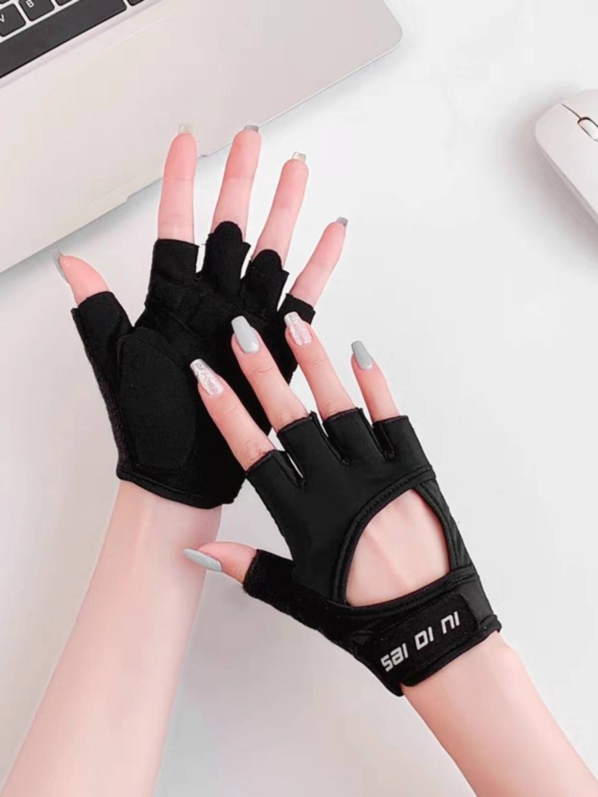 Fitness half -finger glove women's thin anti -slip, air -breathable, abrasion, shock -resistant anti -cocoon Outdoor riding mobile bicycle training
