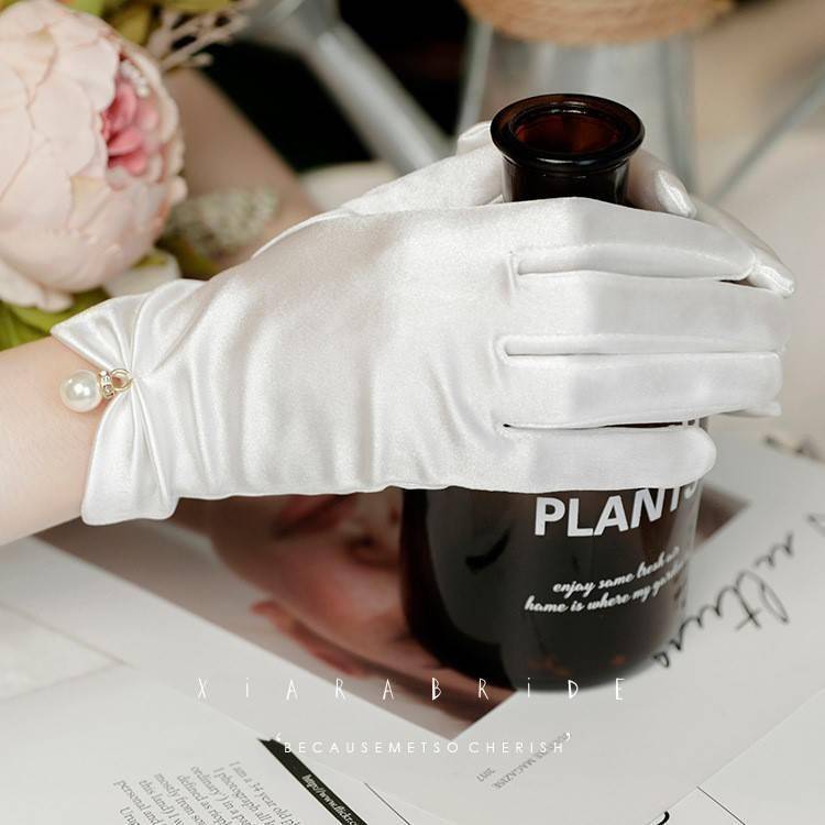 Jewelry shop luxury shopping guide counter jewelry display gloves white etiquette lady bride dresses to take pictures black