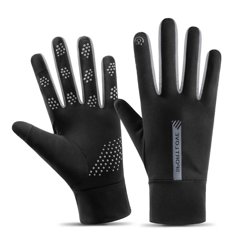 The sunscreen gloves for the UV outdoor ice man rides on the summer bump screen and slids through the air