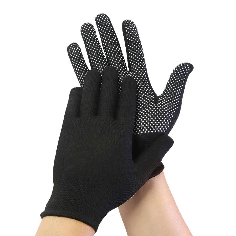 Crocodiles crawling around their gloves to exercise their physical fitness and exercise in the field for a smooth, scalding ride
