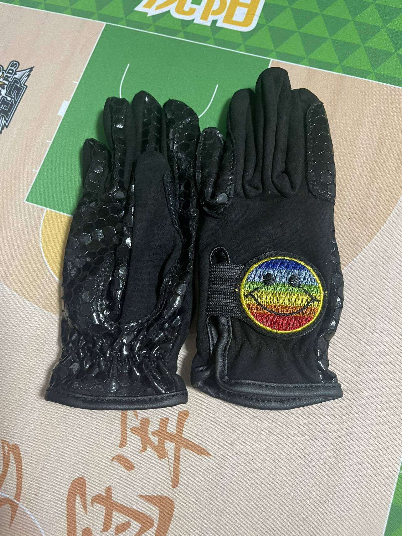 Children's new gold velvet fabric equestrian horse riding competition five -finger training glove super light ride gloves!