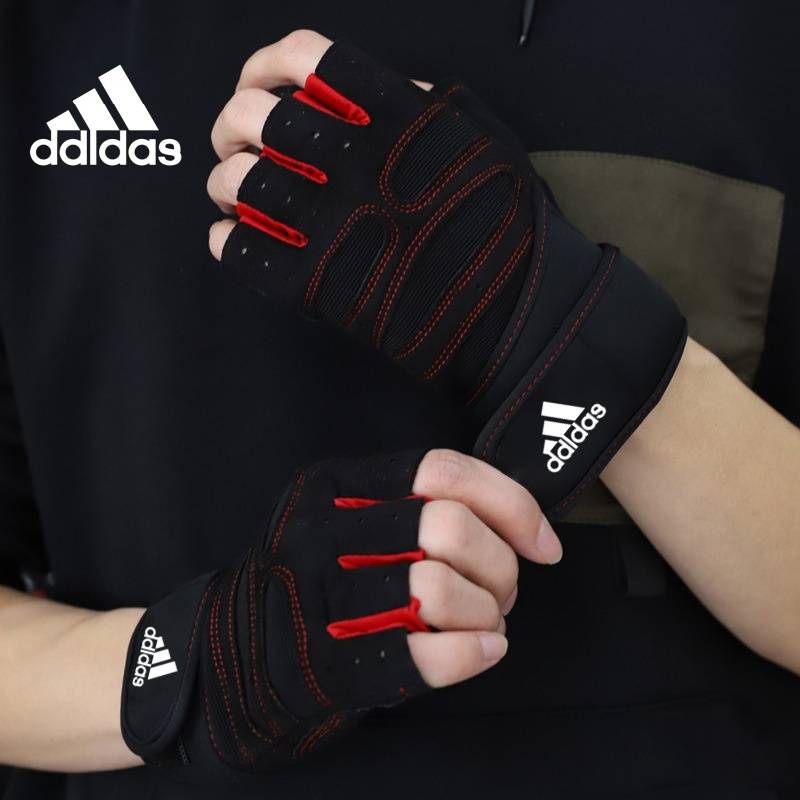 Sports gloves and gymnasium equipment to train men and women to ride on the sidewalking semi-guides up and up