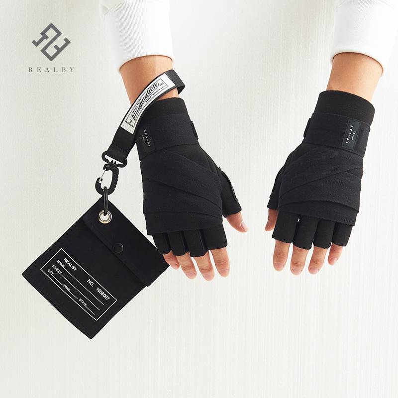 Wear gloves + long bracelet + little bag