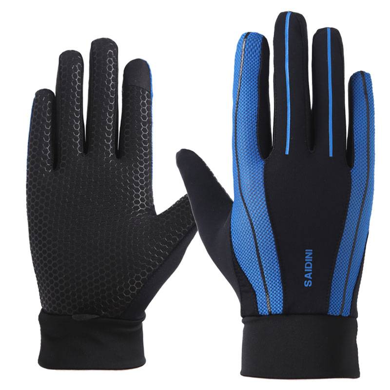 A couple with a sports glove means a long, dry sunscreen-proof, long-sliding finger when they climb the mountain in the summer