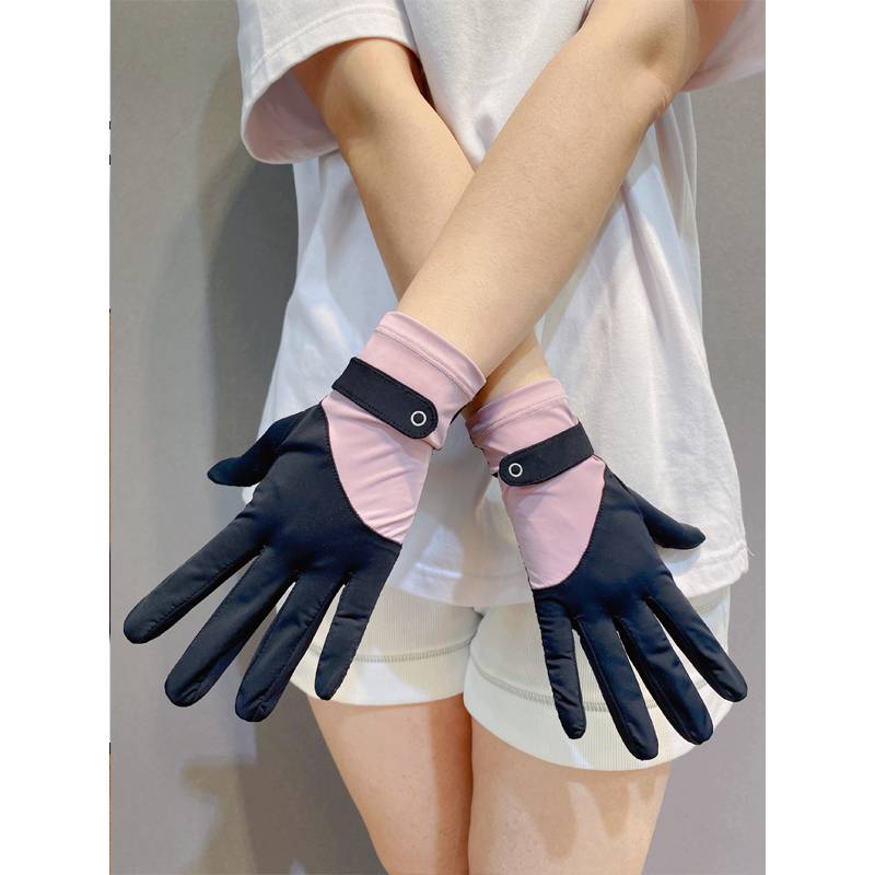 The sunscreen gloves lady drys out-of-the-air UV-free couple rides the ice-wire man summer