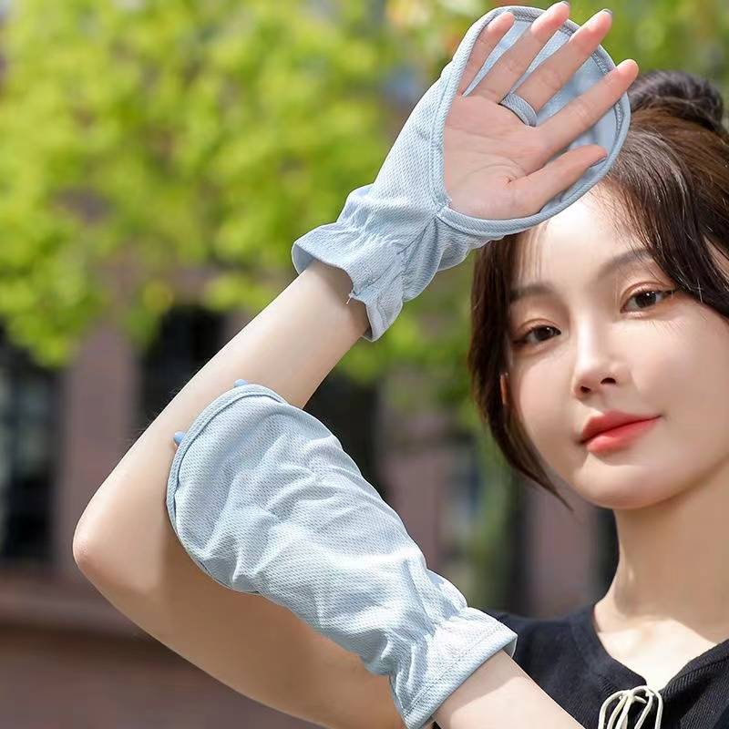 Ms. Sunshine Gloves driving in the summer with UV light to protect the sun's outdoors