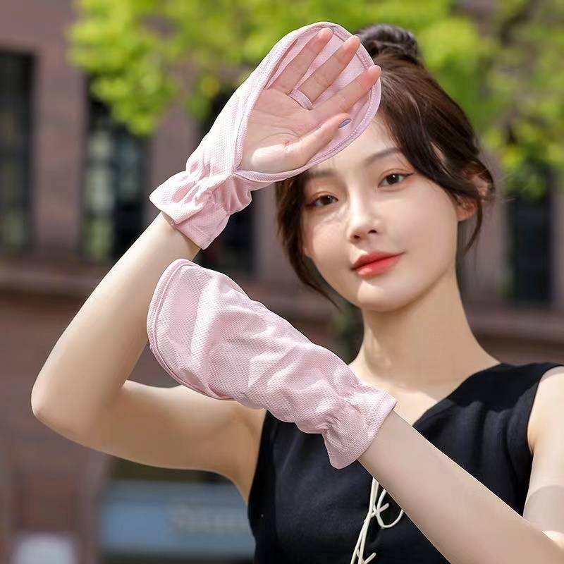 Ms. Sunshine Gloves driving in the summer with UV light to protect the sun's outdoors