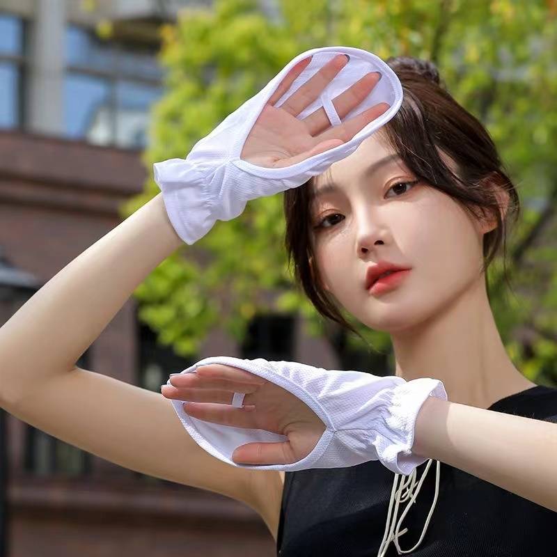 Ms. Sunshine Gloves driving in the summer with UV light to protect the sun's outdoors