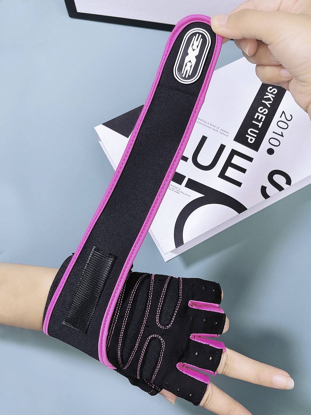 Fitness half -finger glove men's wrist protection equipment training anti -cocoon dynamic bicycle yoga wear resistance exercise non -slip penetration