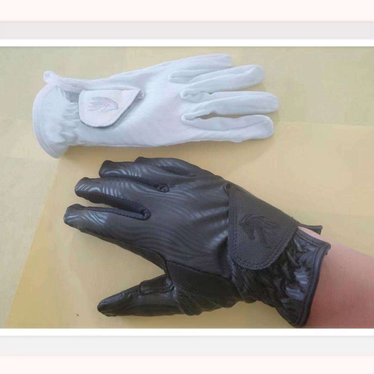 Adults of horse-pattering equipment, male and female, are given the right to ride a wind-proof glove in spring and autumn winter