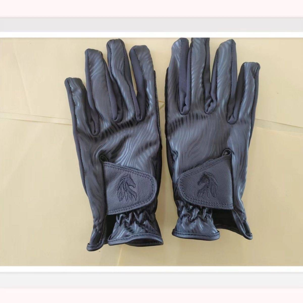 Adults of horse-pattering equipment, male and female, are given the right to ride a wind-proof glove in spring and autumn winter