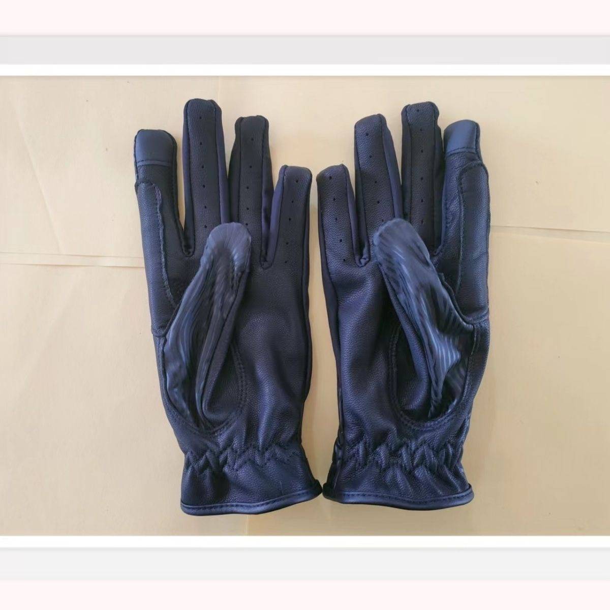 Adults of horse-pattering equipment, male and female, are given the right to ride a wind-proof glove in spring and autumn winter