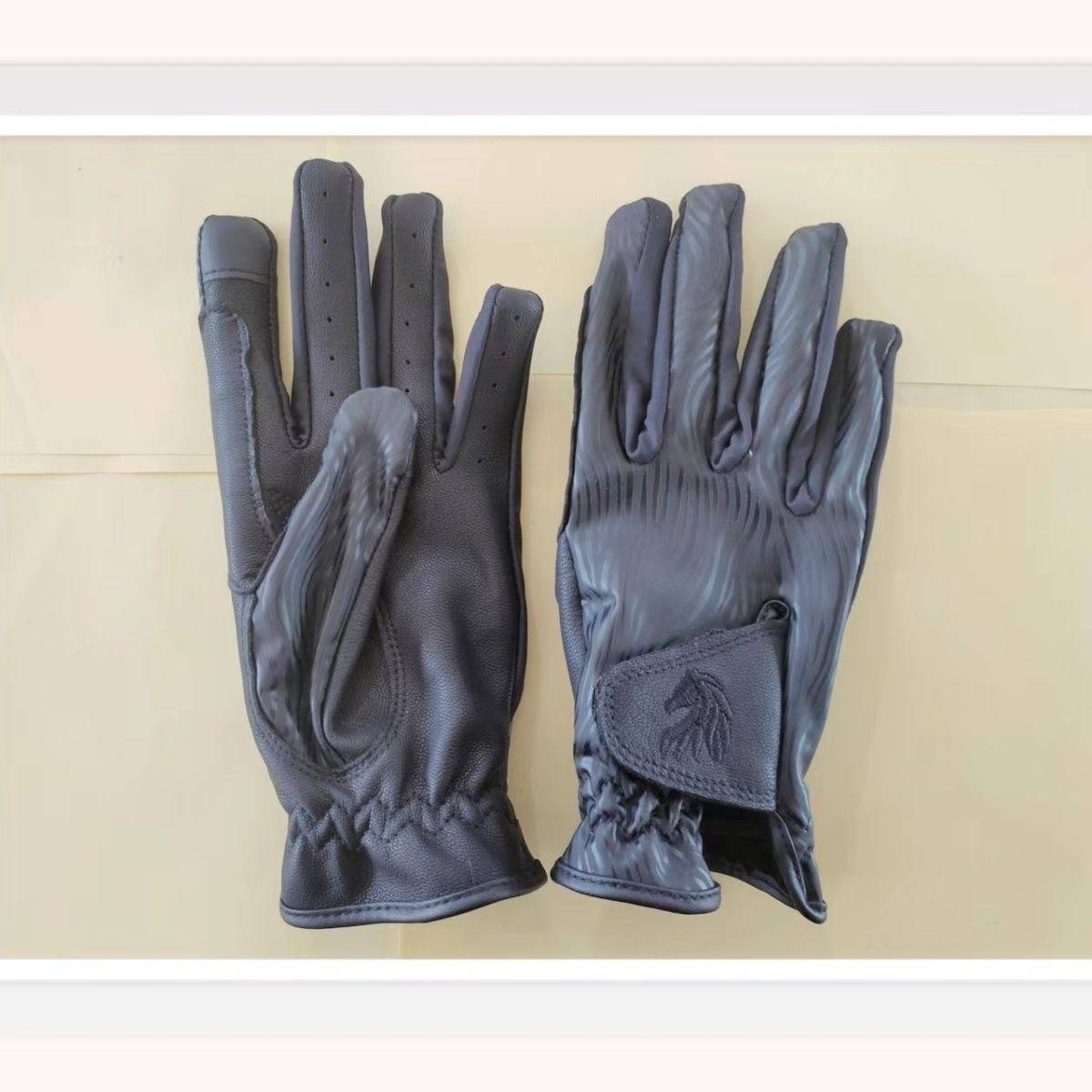 Adults of horse-pattering equipment, male and female, are given the right to ride a wind-proof glove in spring and autumn winter