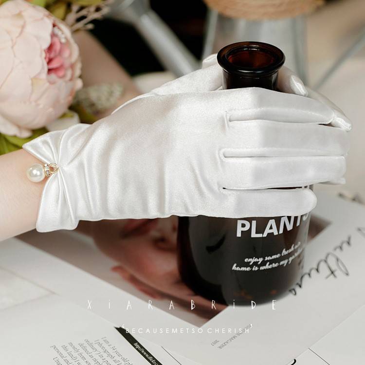 Jewelry shop luxury shopping guide counter jewelry display gloves white etiquette lady bride dresses to take pictures black