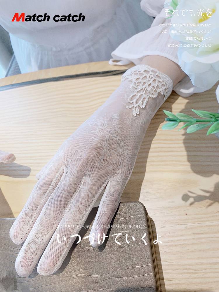 The lace sunscreen gloves girl with a short summer touch on the Korean screen rides with a cute ice-crazy sidewalk