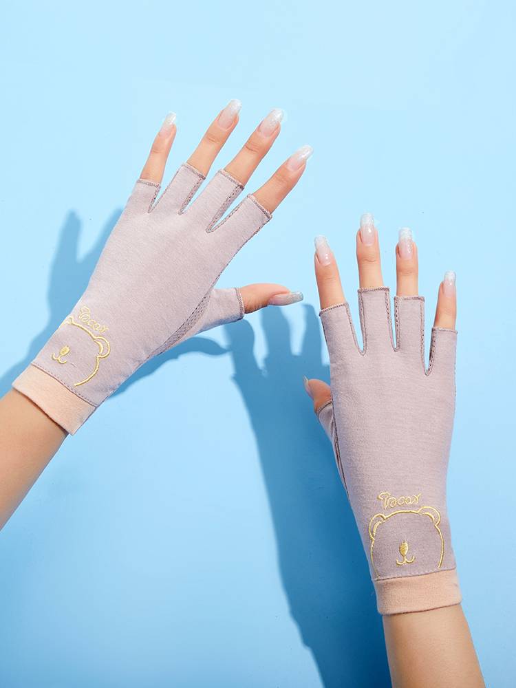 Mrs. Sunshine Gloves in the summer