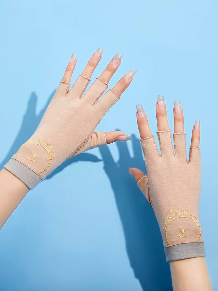 Mrs. Sunshine Gloves in the summer
