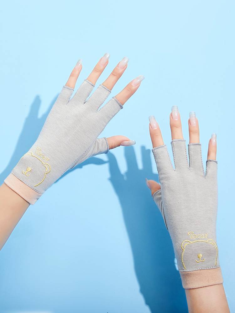 Mrs. Sunshine Gloves in the summer