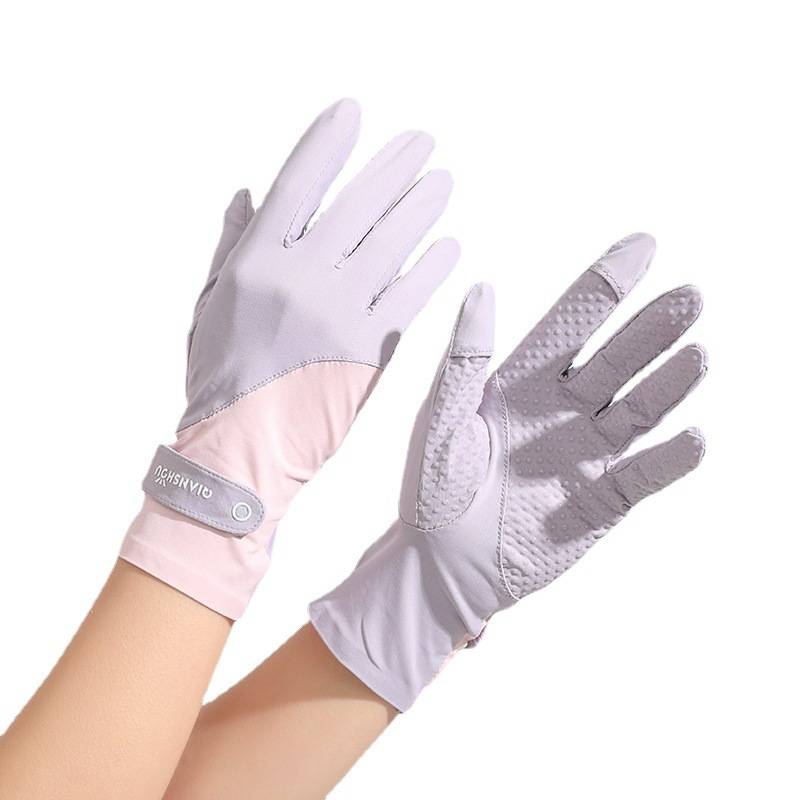 I'm driving with an adult girl specializing in horse gloves