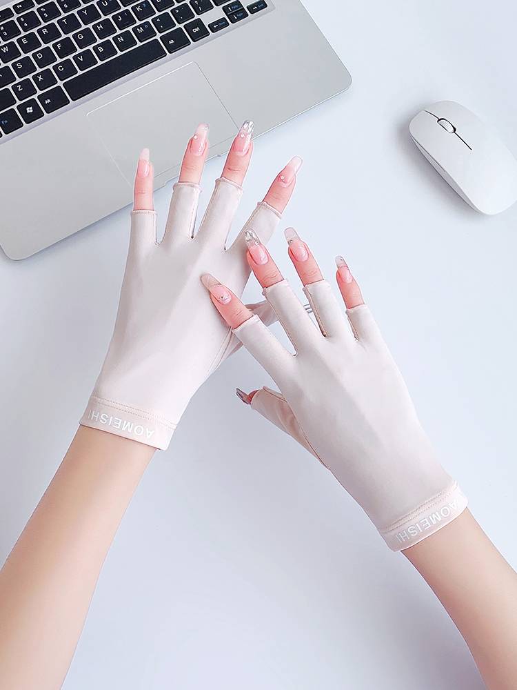 The sunscreen gloves, the tweezers, the baked, black thins, the outdoors, the UV-proof, half-fibre-proof drive
