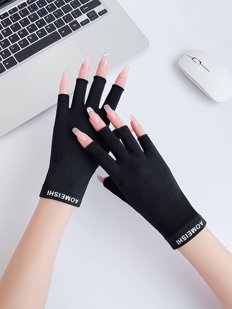 The sunscreen gloves, the tweezers, the baked, black thins, the outdoors, the UV-proof, half-fibre-proof drive
