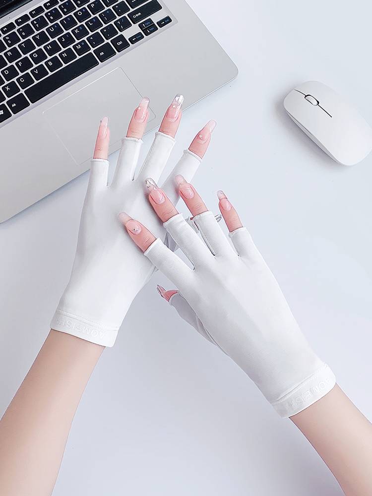 The sunscreen gloves, the tweezers, the baked, black thins, the outdoors, the UV-proof, half-fibre-proof drive