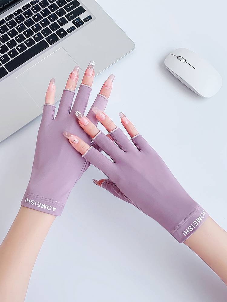 The sunscreen gloves, the tweezers, the baked, black thins, the outdoors, the UV-proof, half-fibre-proof drive