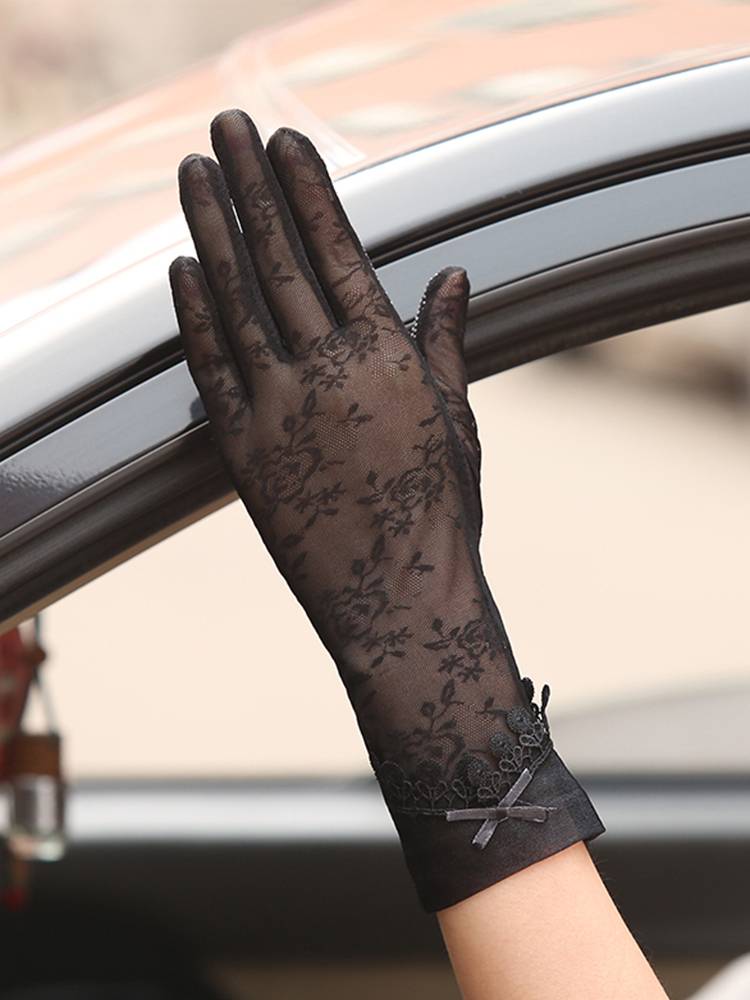 The sunproof gloves, the UV-protected women drive the ice-drivers on a long, light summer ride in an electric car