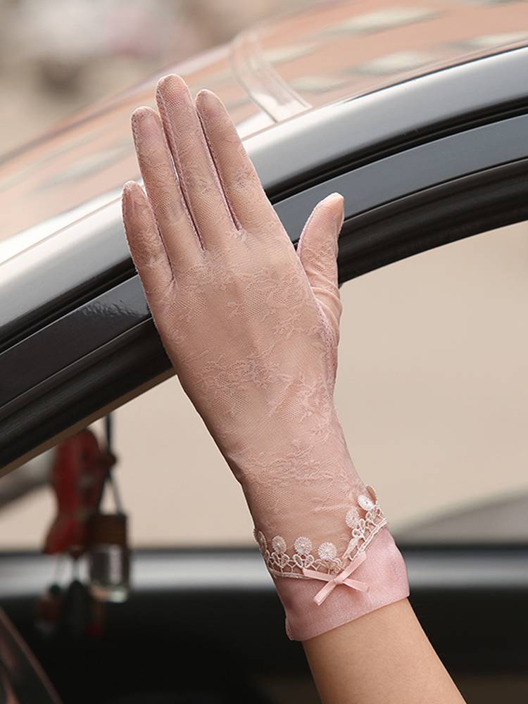 The sunproof gloves, the UV-protected women drive the ice-drivers on a long, light summer ride in an electric car