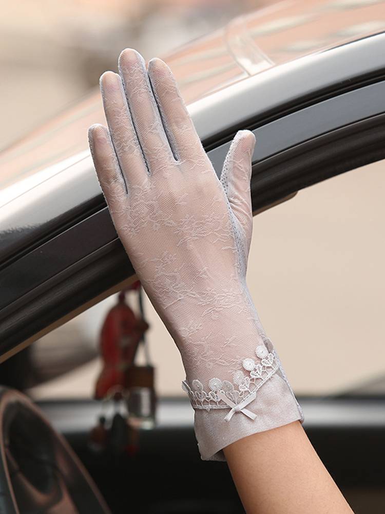 The sunproof gloves, the UV-protected women drive the ice-drivers on a long, light summer ride in an electric car