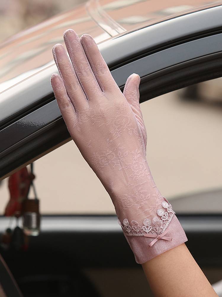 The sunproof gloves, the UV-protected women drive the ice-drivers on a long, light summer ride in an electric car