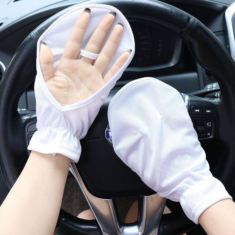 The sun-proof gloves lady is driving with a short summer rickshaw on an electric car to cover her hands