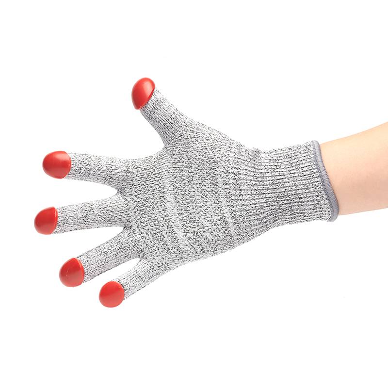 A short-way competition between girls and boys who are skating ice gloves, and boys and girls who are cutting gloves