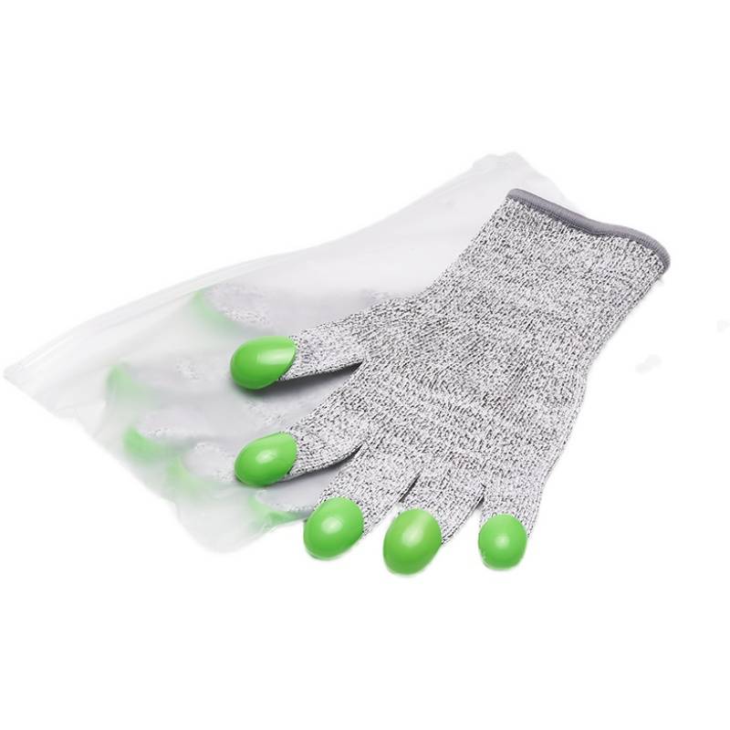 A short-way competition between girls and boys who are skating ice gloves, and boys and girls who are cutting gloves