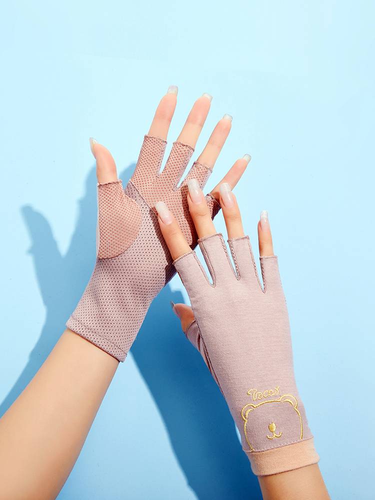 Mrs. Sunshine Gloves in the summer