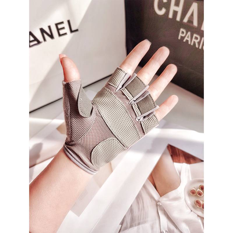 Sports gloves are semi-slip-proof for men and women